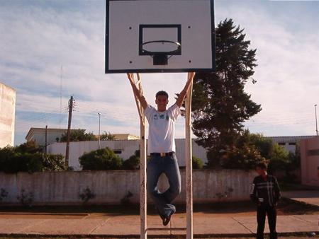 c moi (mon sport preferé le basket)